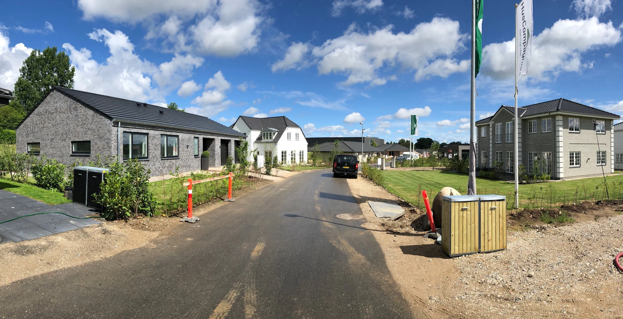 De fem huse, som danner HusCompagniets udstillingsby i Grønningen her i Blovstrød, strider mod lokalplanens bestemmelser. Foto: AOB