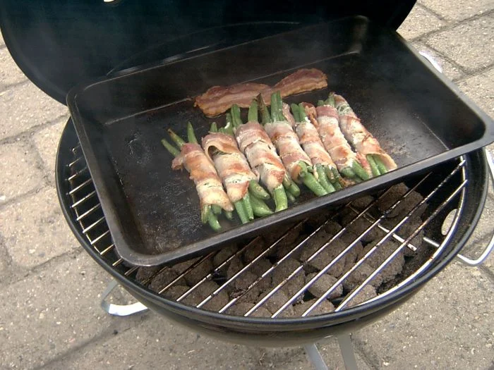 Hvis grillen står på et ikke brandbart-materiale, som fx fliser, er det tilladt at grille i sin have.