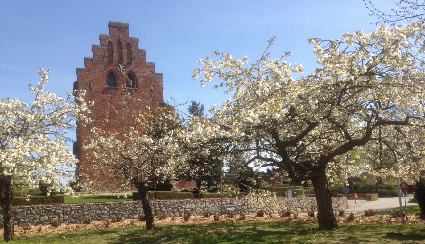 Det er vigtigt at understrege, at alle – uanset hvilken side af den nye sognegrænse man nu tilfældigvis bor på - stadig er meget velkomne i Blovstrød Kirke. Foto: Blovstrød Kirke