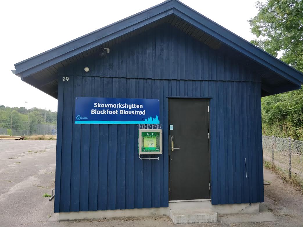 Hjertestarteren er placeret på gavlen af spejderbygningen ud mod Sandholmgårdsvej 29. Foto: Blackfoot Bloustrød