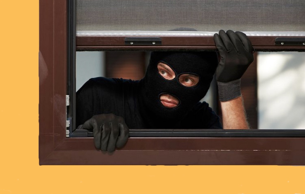 Politiet råder alle til at sikre både døre og vinduer - også selvom man blot er væk i kort tid. Temafoto