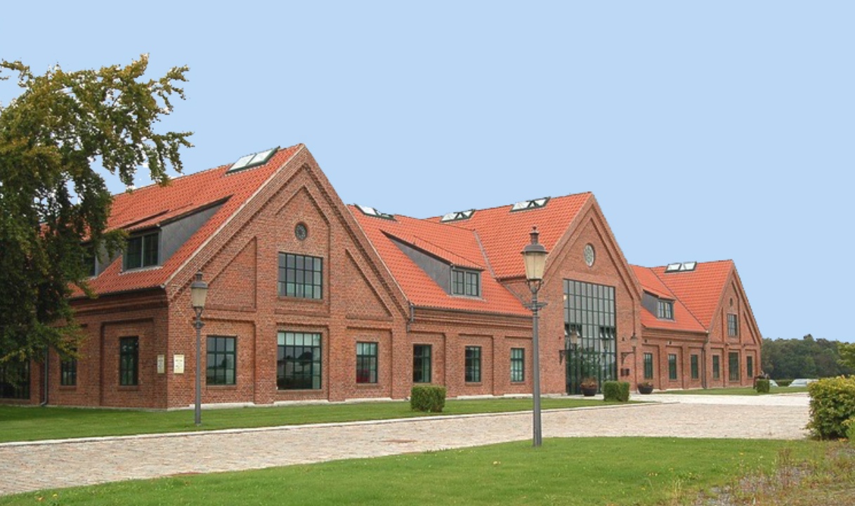 Der gik ild i en mejetærsker under høstarbejdet på en mark nær Allerød Privatskole. Arkivfoto: AOB