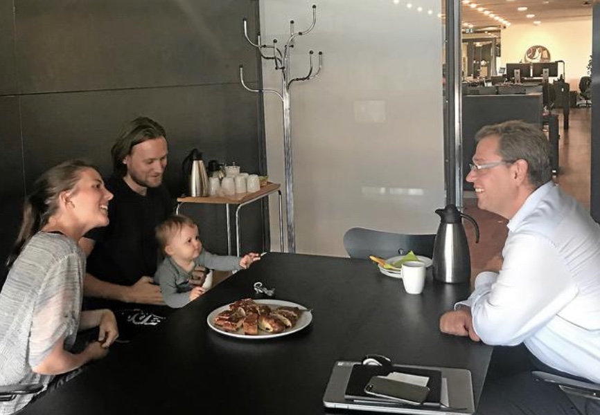 Katrine Jensen og Bjarke Bonde mødte op hos borgmesteren sammen med deres lille datter, Ida, som de ikke er sikre på at kunne få passet i Blovstrød, hvor de netop har købt hus. Foto: Allerød Kommune