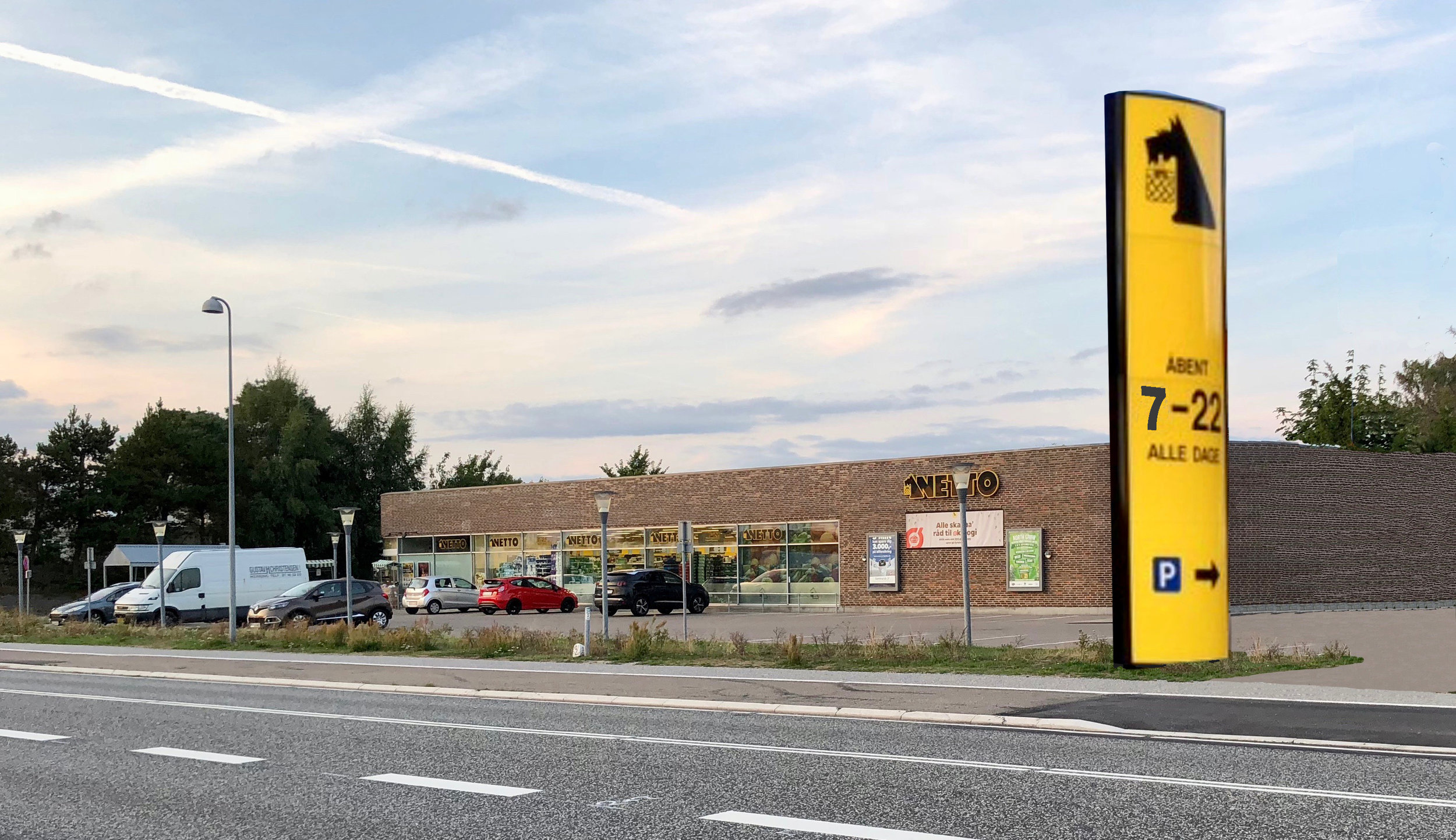 Ved den nye indkørsel direkte fra Kongevejen havde Netto håbet på at få lov til at opstille en 6 meter høj skiltepylon - men fik 'nej'. Manipuleret foto: AOB
