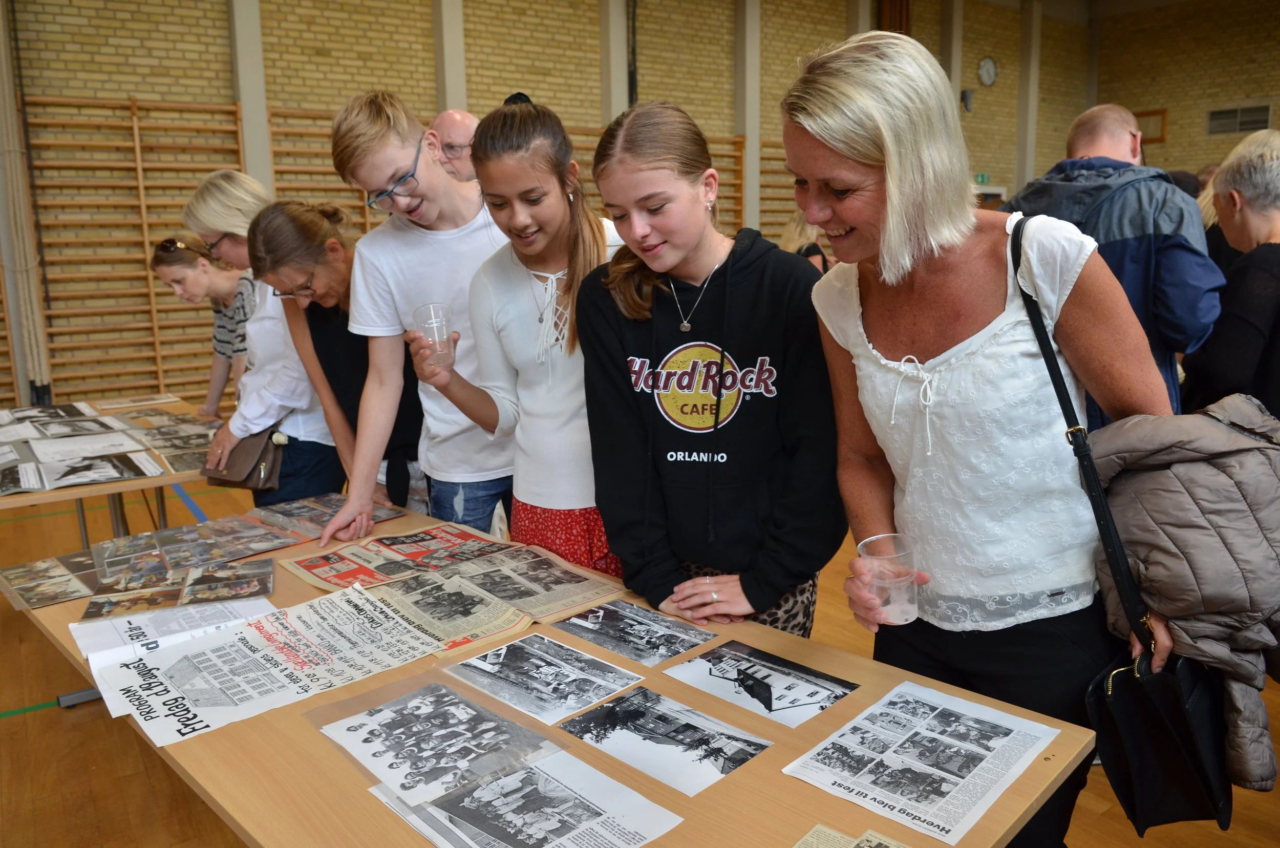 Skolen havde åbnet arkivet for bl.a. fotos fra selve skolen og omegn samt avisartikler om den i sin tid lukningstruede skole. Foto: AOB
