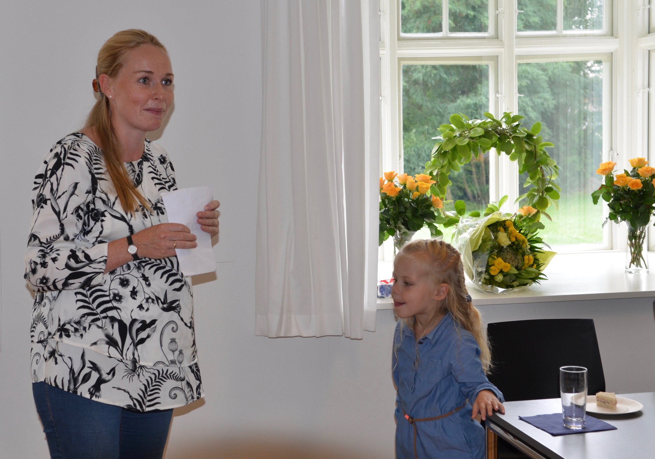 Sognepræst Kristine Krarup Ravn bød Ole Lyngvåg velkommen og fortalte i den forbindelse om hendes og Oles oldefædre, som var gode venner og begge præster. Foto: AOB