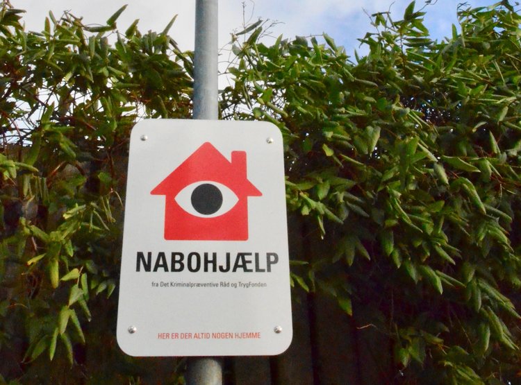 Med skiltene kan I på vejen vise, at I er nabohjælpere. Men husk, at skiltet ikke kan stå alene. Der skal handling bag skiltet, for at nabohjælpen virker. Foto: AOB