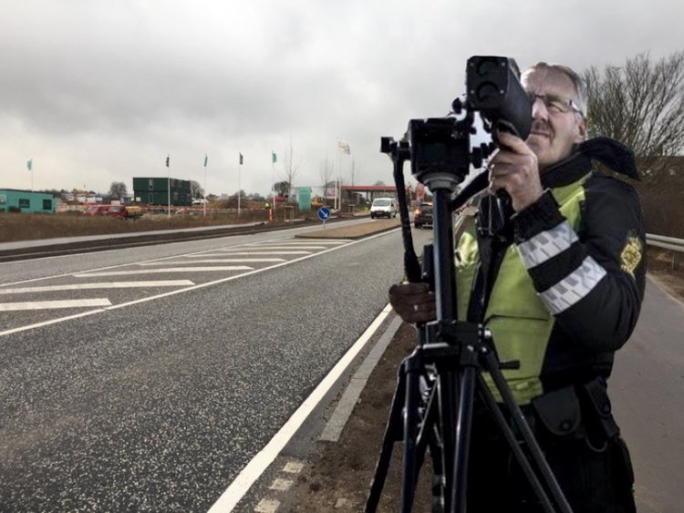 Politiet har specielt i denne uge fokus på, at bilisterne ikke laver andet end at køre bil, når de kører bil - måske også i Blovstrød. Manipuleret foto: AOB