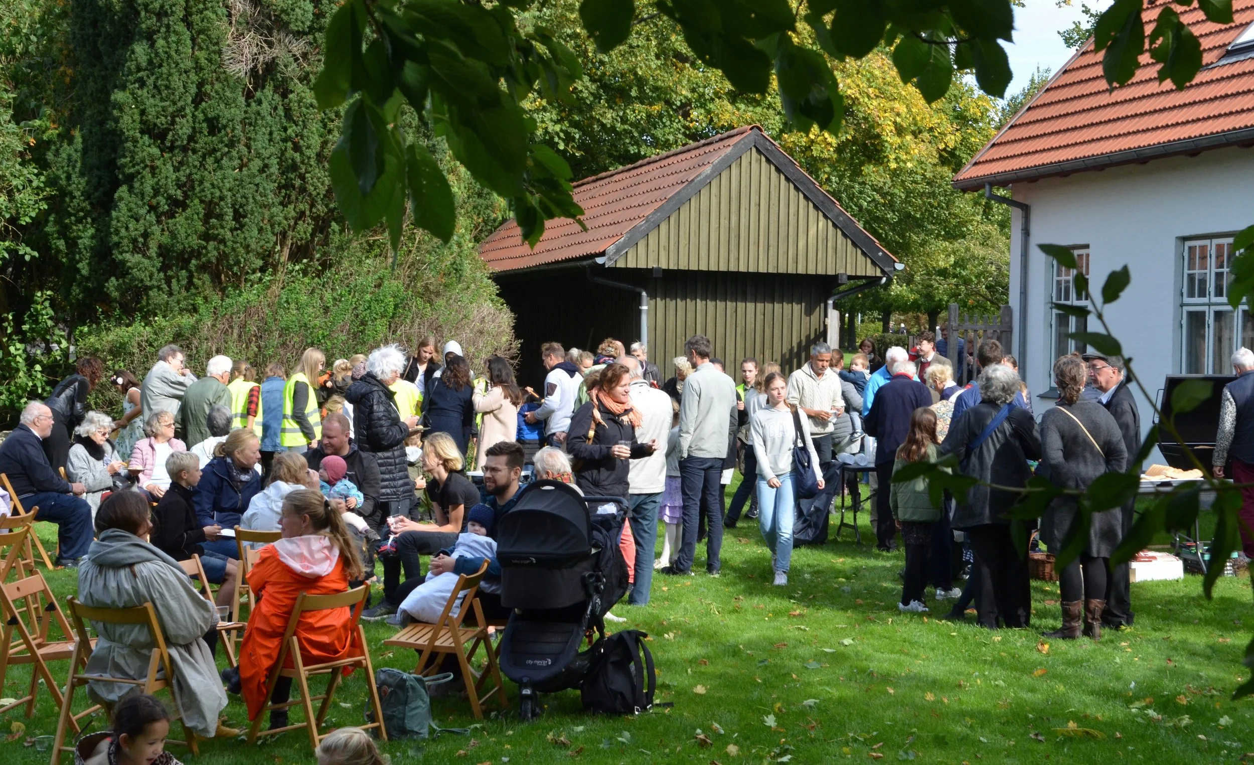 Det var et skønt høstfestvejr med stor tilslutning i præstegårdshaven. Foto: AOB