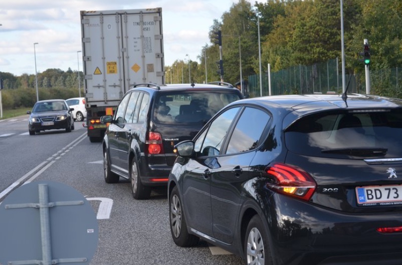 Ved den korte venstresvingsbane mod Sortemosevej spærrer alle de bilister, som skal til venstre, for de ligeud-kørende, hvilket skaber de lange køer. Foto: AOB