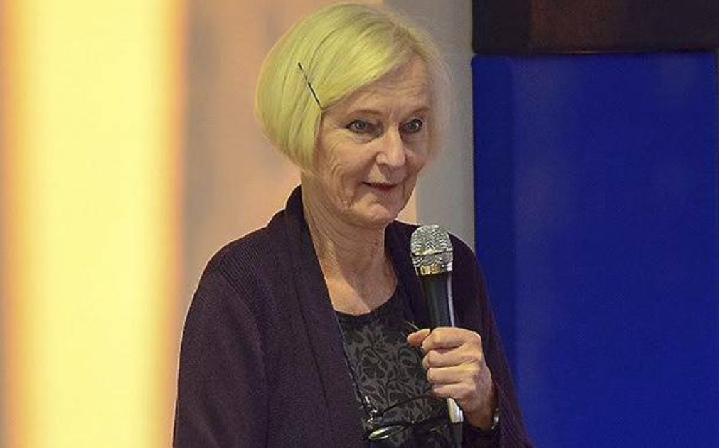 Arkitekt Kerstin Kärnekull - har gennem et livslangt studie etableret sig som ekspert i boformer for ældre, og hun har viden der stammer fra besøg i hele verden. Hun er medlem af forskergruppen Bo i Gemenskab (BIG) og bor selv i seniorbofællesskab.