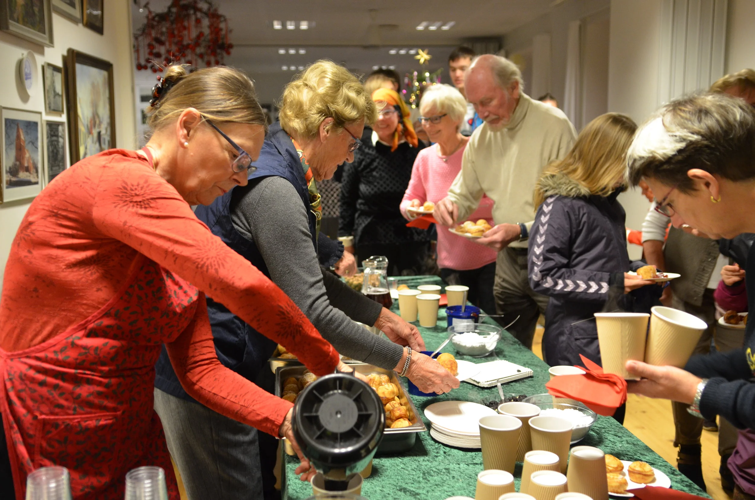 Det var dejligt at komme ind i varmen i sognegården og få gløgg og æbleskiver. Foto: AOB