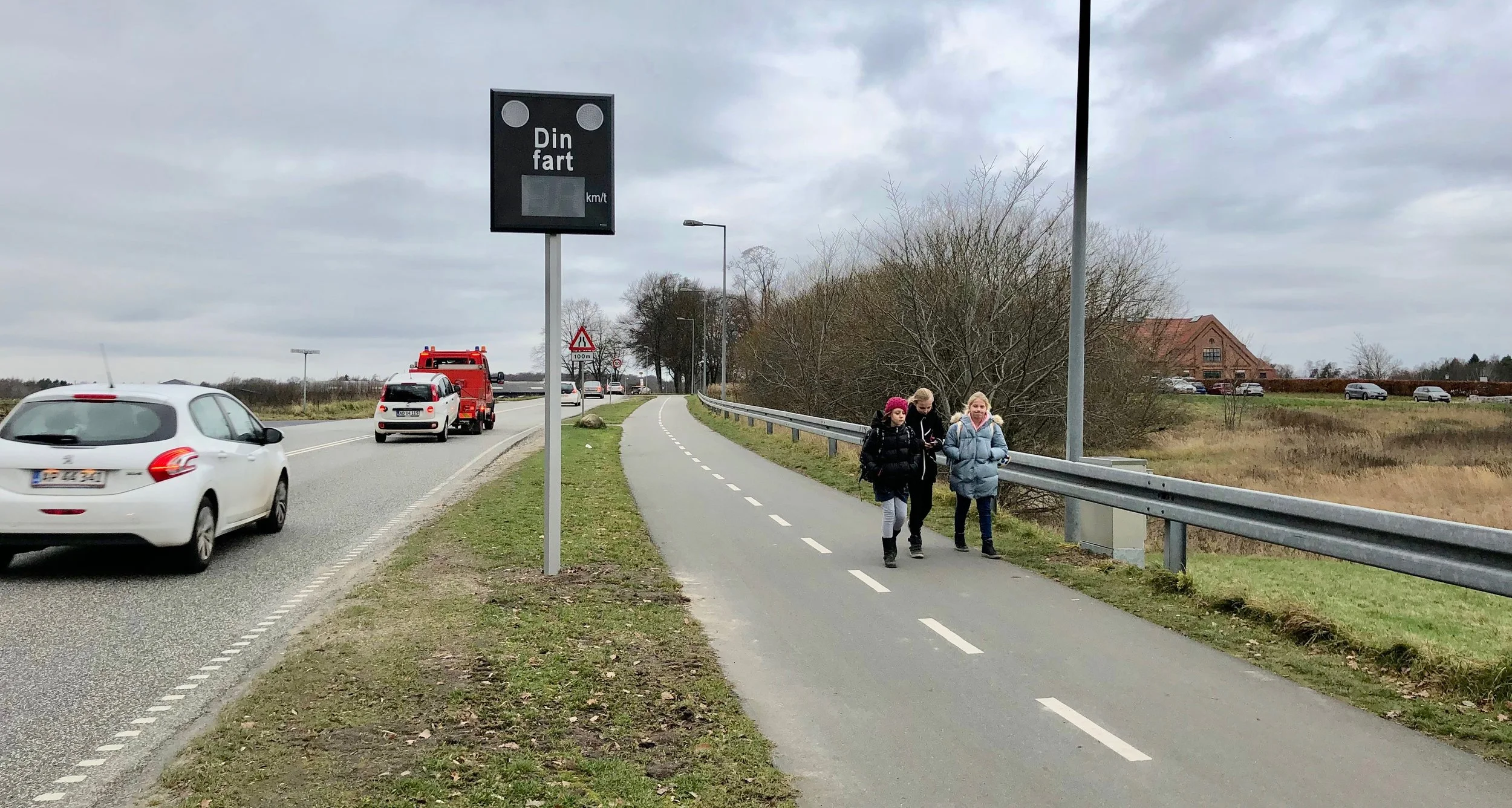 Nu er der opstillet en permanent fartmåler op ved privatskolen, når man kommer fra Kongevejssiden. Men bliver der ikke også opsat en tilsvarende måler i modsatte ende? Foto: AOB
