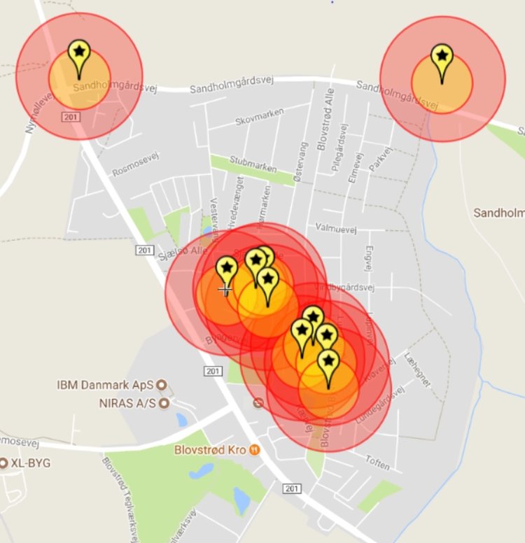 Kortet viser, hvor man ikke må fyre fyrværkeri af (100 meter - gul zone), og hvor man ikke må fyre raketter af (200 meter - rød zone). Der er således store områder i Blovstrød, hvor man overhovedet ikke må affyre raketter - Og bemærk: I blæsevejr fordobles afstanden mod vindretningen!