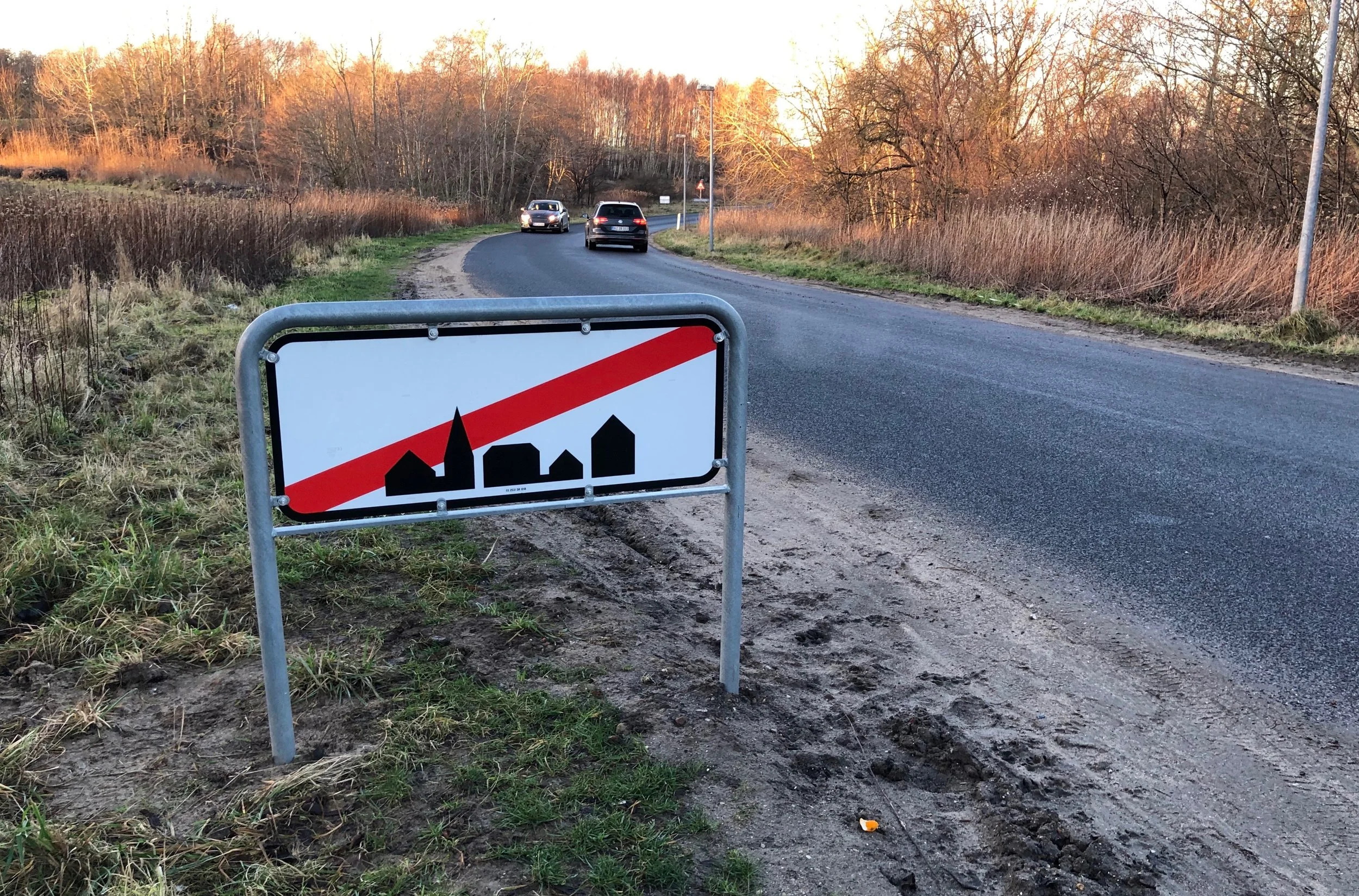 Når man som bilist forlader de nye bebyggelser - Frugtlunden og Grønningen - kommer man ud på Blovstrød Teglværksvej, hvor byskiltet har ophævet de 50 km/t. Dvs. at nu må man køre 80 km/t helt frem til Sortemosevej. Foto: AOB