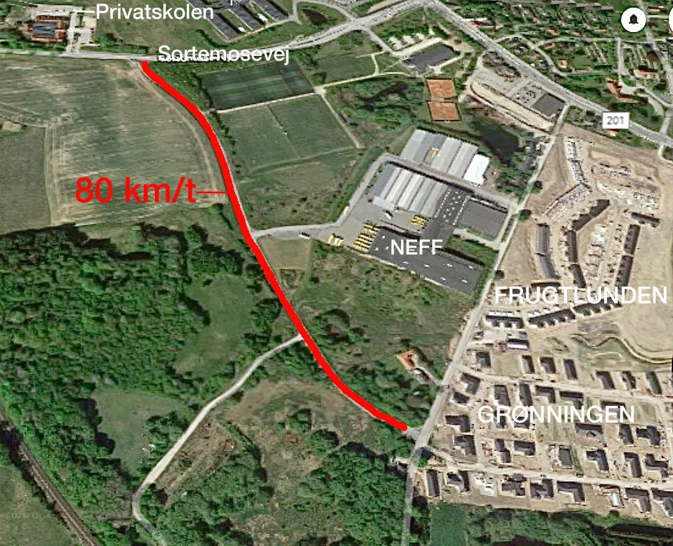 Fra Østre Teglværksvej og helt frem til Sortemosevej må man i følge skiltningen køre 80 km/t. Illustration: AOB
