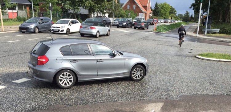 Der er stadigvæk problemer med den korte venstresvingsbane til Sortemosevej. I myldretiden er der undertiden bilkøer helt fra byporten - altså langt syd for Circle K. Arkivfoto: AOB