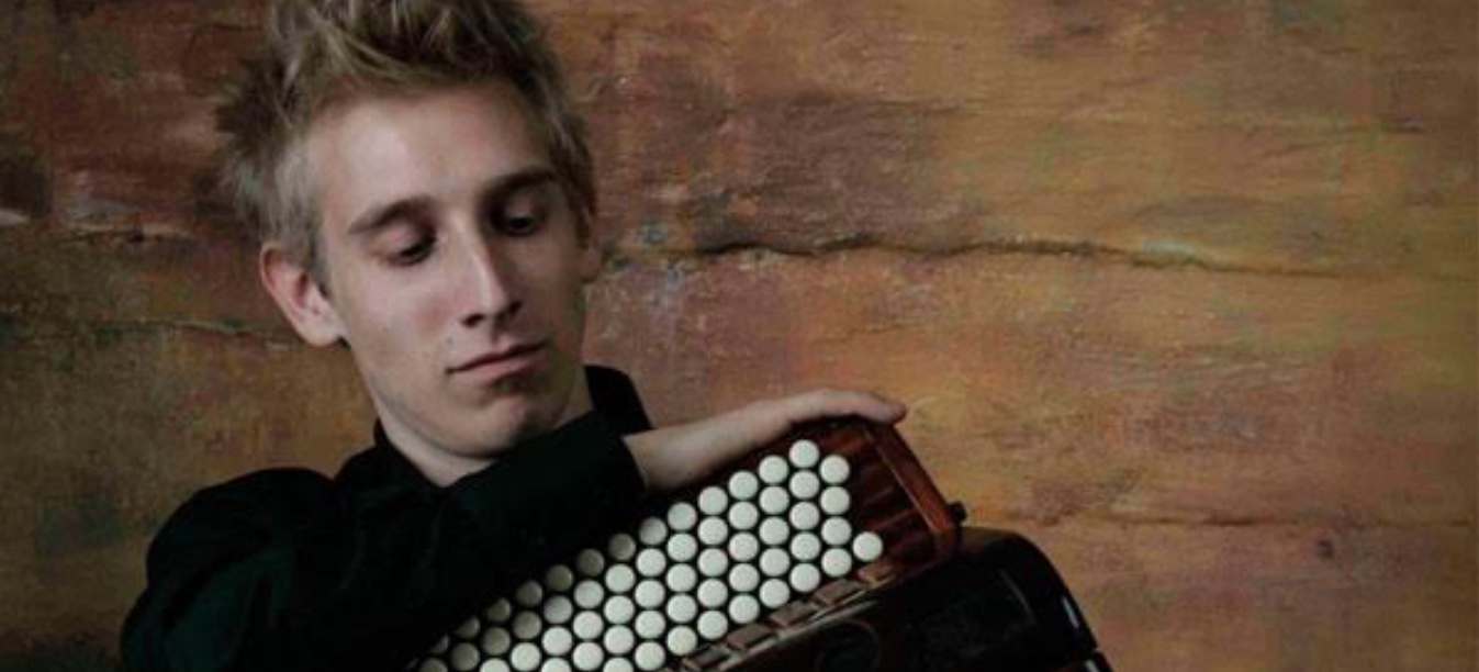 Harmonikavirtuosen Bjarke Mogensen fik sin debut som solist på tysk tv sammen med Münchens symfoniorkester, og siden har han givet solokoncerter i hele verden, fra New York til Moskva, fra Island til Tyrkiet. Pressefoto