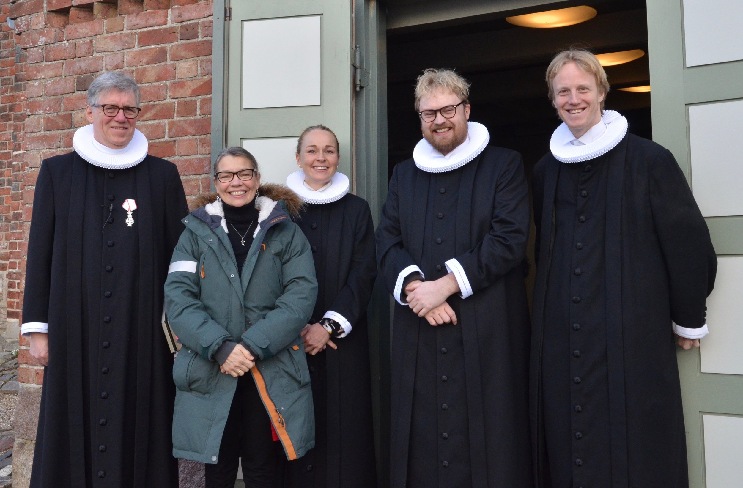 Fra venstre: Provst Jørgen Flemming Christensen, som holdt indsættelsestalen, den nye menigheds-rådsformand Fillippa Gottlieb, sognepræst Kristine K. Ravn, som pt. er på barselsorlov, den nye sognepræst Mathias Harding og konstitueret sognepræst Ole Lyngvåg. Foto: AOB