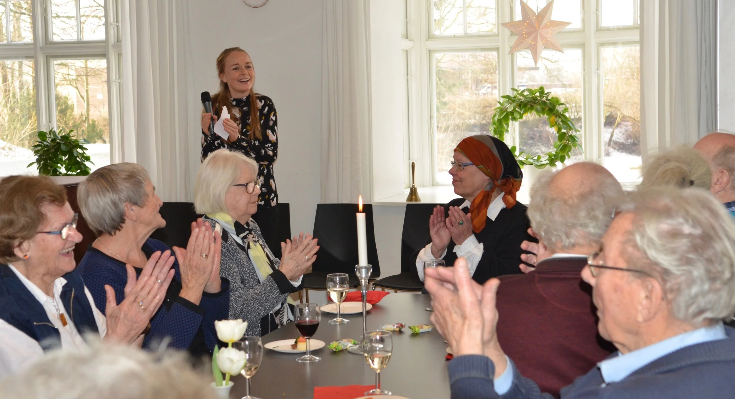 Også vores sognepræst Kristine K. Ravn - som pt. har barselsorlov - holdt tale og ønskede Mathias Harding tillykke og glædede sig meget til det kommende samarbejde. Foto: AOB