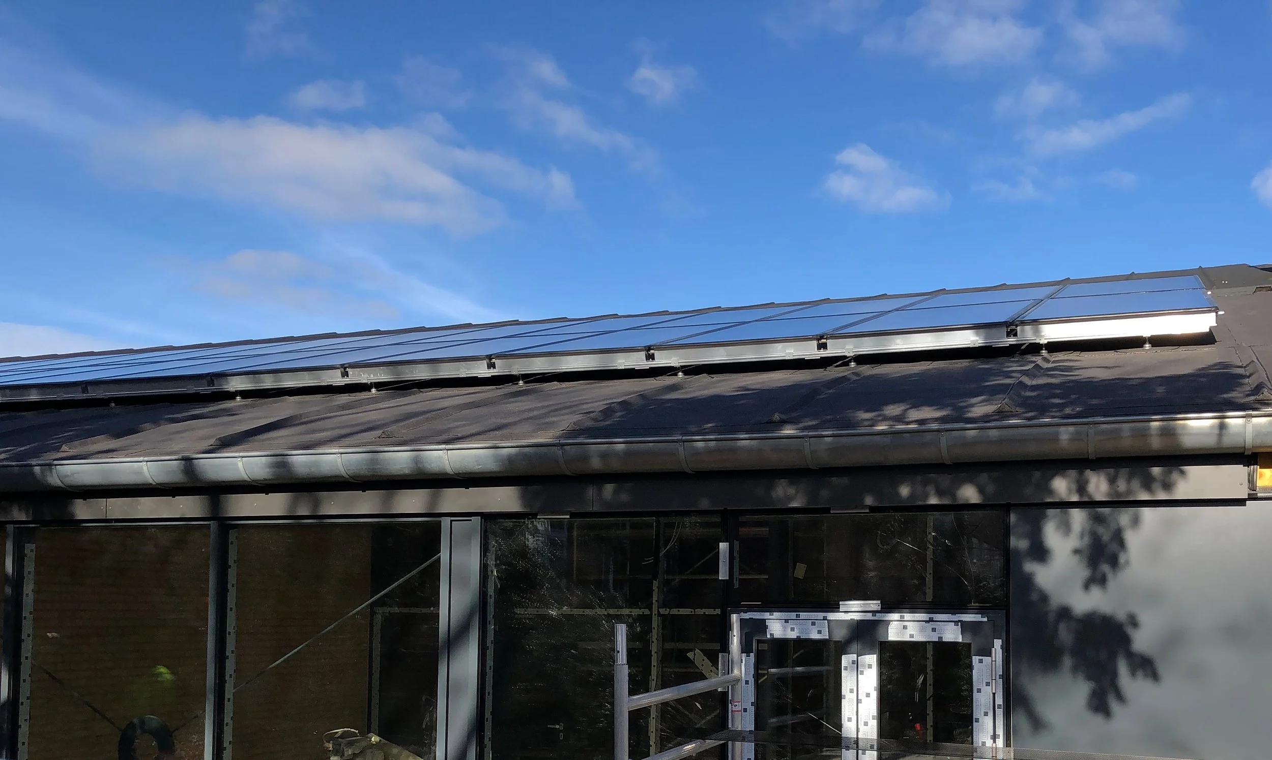 Taget på tilbygningen, som vender direkte mod syd, er udført med solceller. Foto: AOB