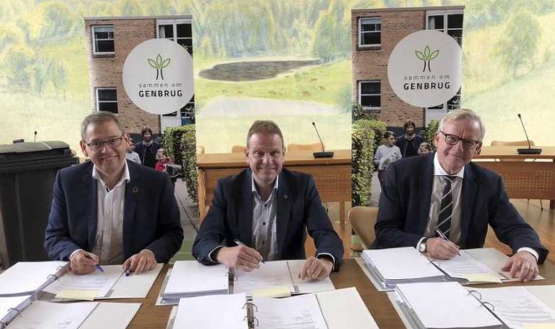 Tre borgmestre har underskrevet tre enslydende kontrakter på fælles affaldsindsamling. Pressefoto