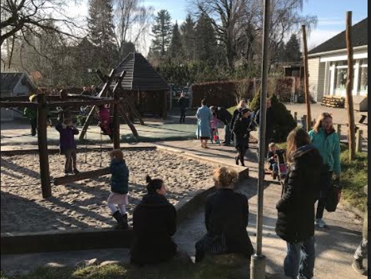 Efter velkomst og introduktion for forældrene samt kreativitet og sang med børnene, samledes alle på legepladsen. Foto: Mette Sand Kristensen
