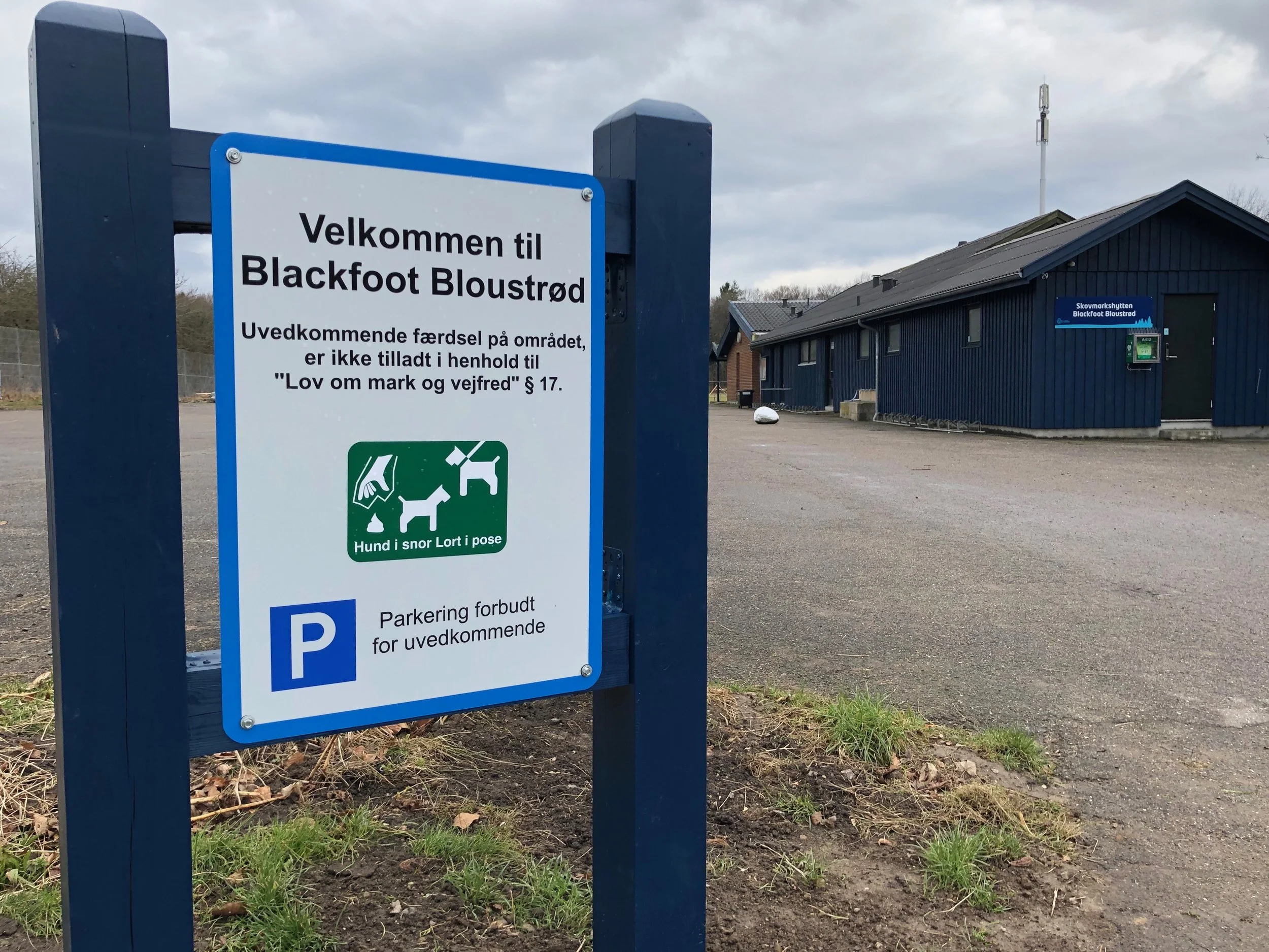 Michael Timm: “Hytten og grunden tilhører Blackfoot Bloustrød spejdergruppen, og ikke Allerød Kommune. Henvisningen til §17 på skiltningen, er efter anbefaling fra myndighederne.” Foto: AOB