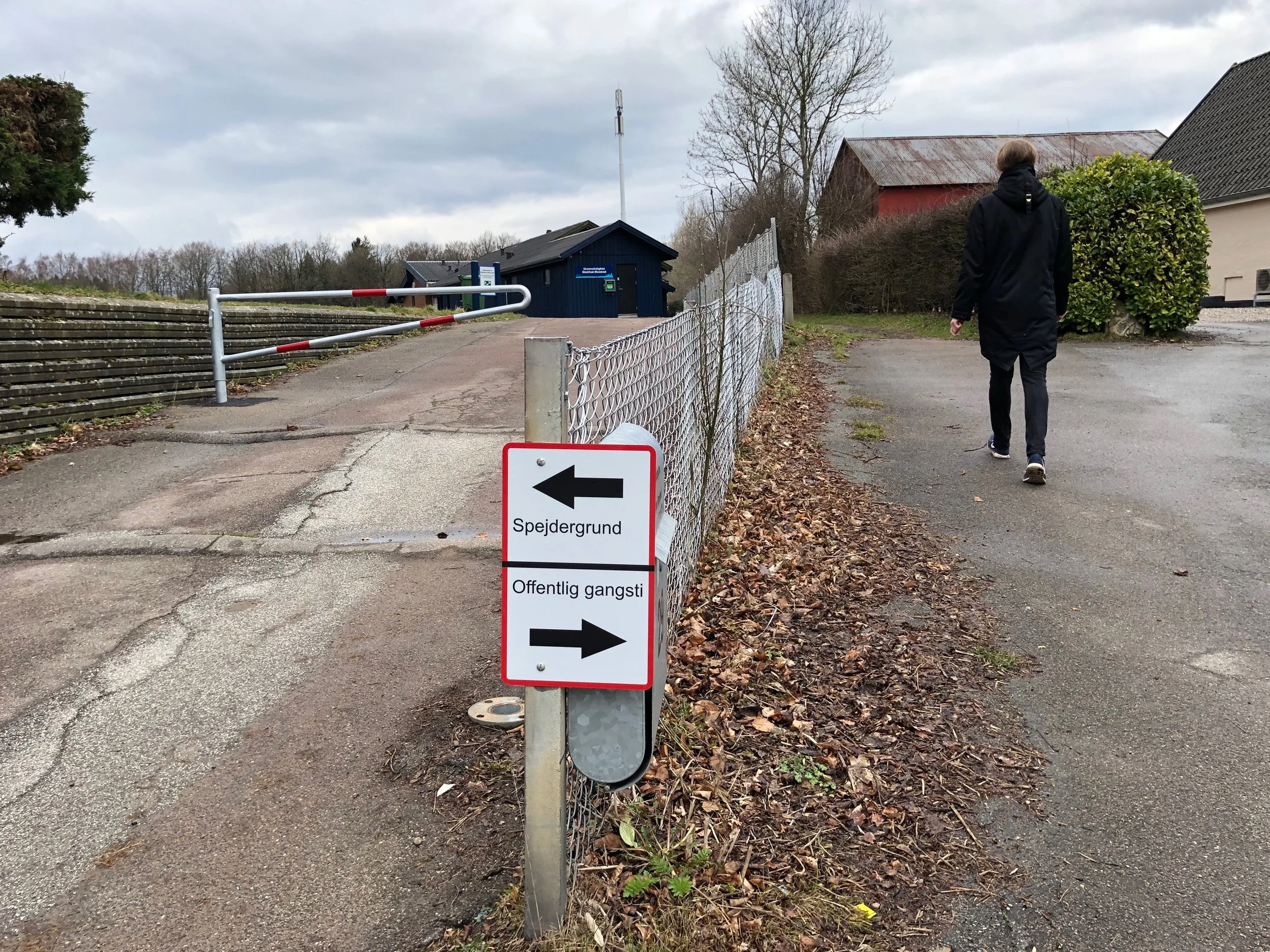Blackfoots bestyrelse har følt, at det også var nødvendigt at opsætte et skilt med klar henvisning til den offentlige sti, der ligger lige ved siden af hytten. Foto: AOB