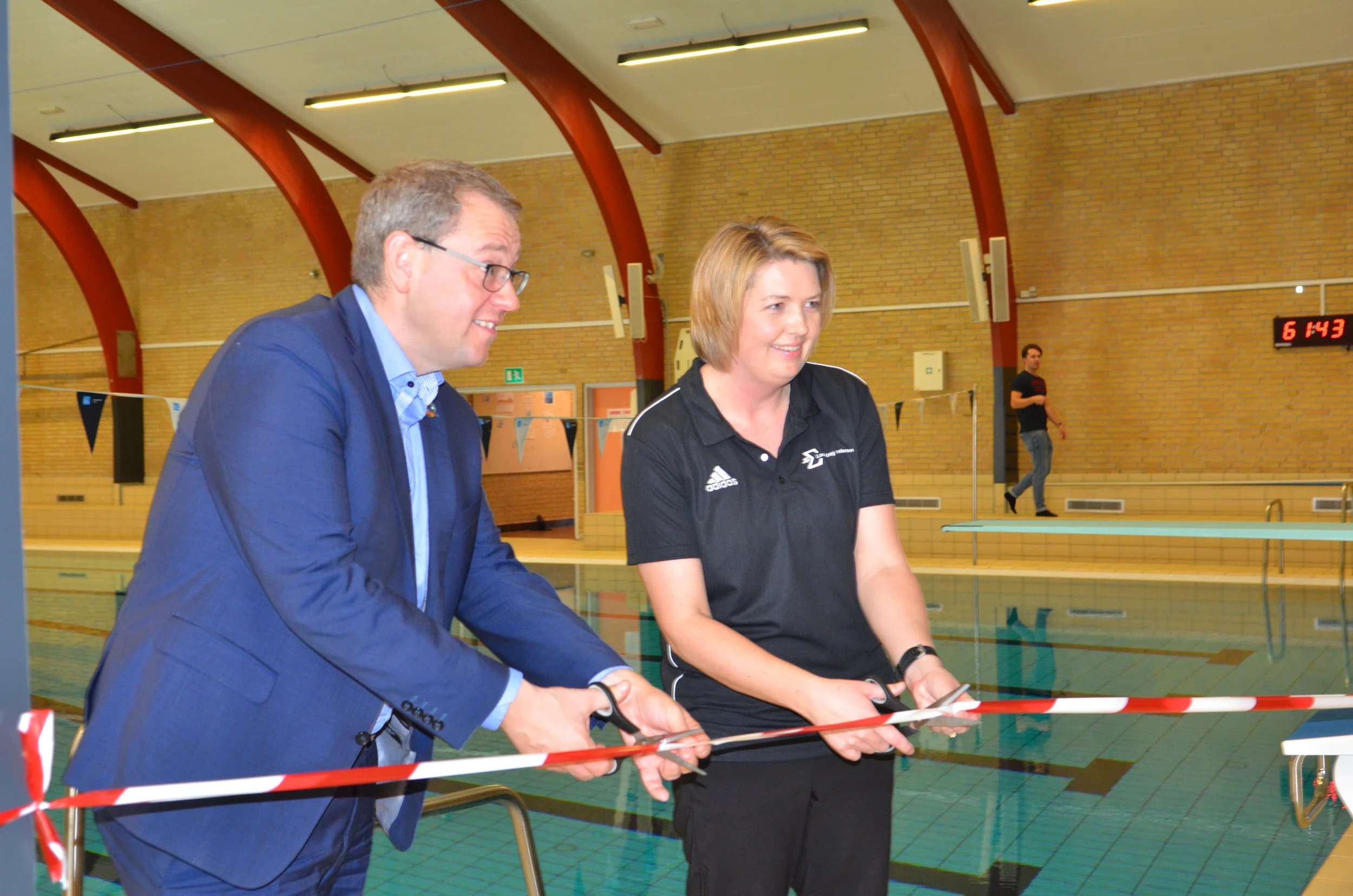 Borgmester, Karsten Längerich, og formanden for Sigma Swim i Allerød, Louise Krag Andersen klippede i fællesskab snoren over ved den nye drylan-udvidelse. Foto: AOB