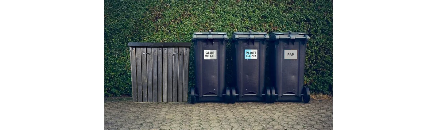 Vores kommune er nu et stort skridt nærmere grøn sortering af affald. Ved eenfamilieboliger, kan opstillingen bestå af i alt fem enheder. Men kønt bliver det ikke. Foto-manipulation: AOB