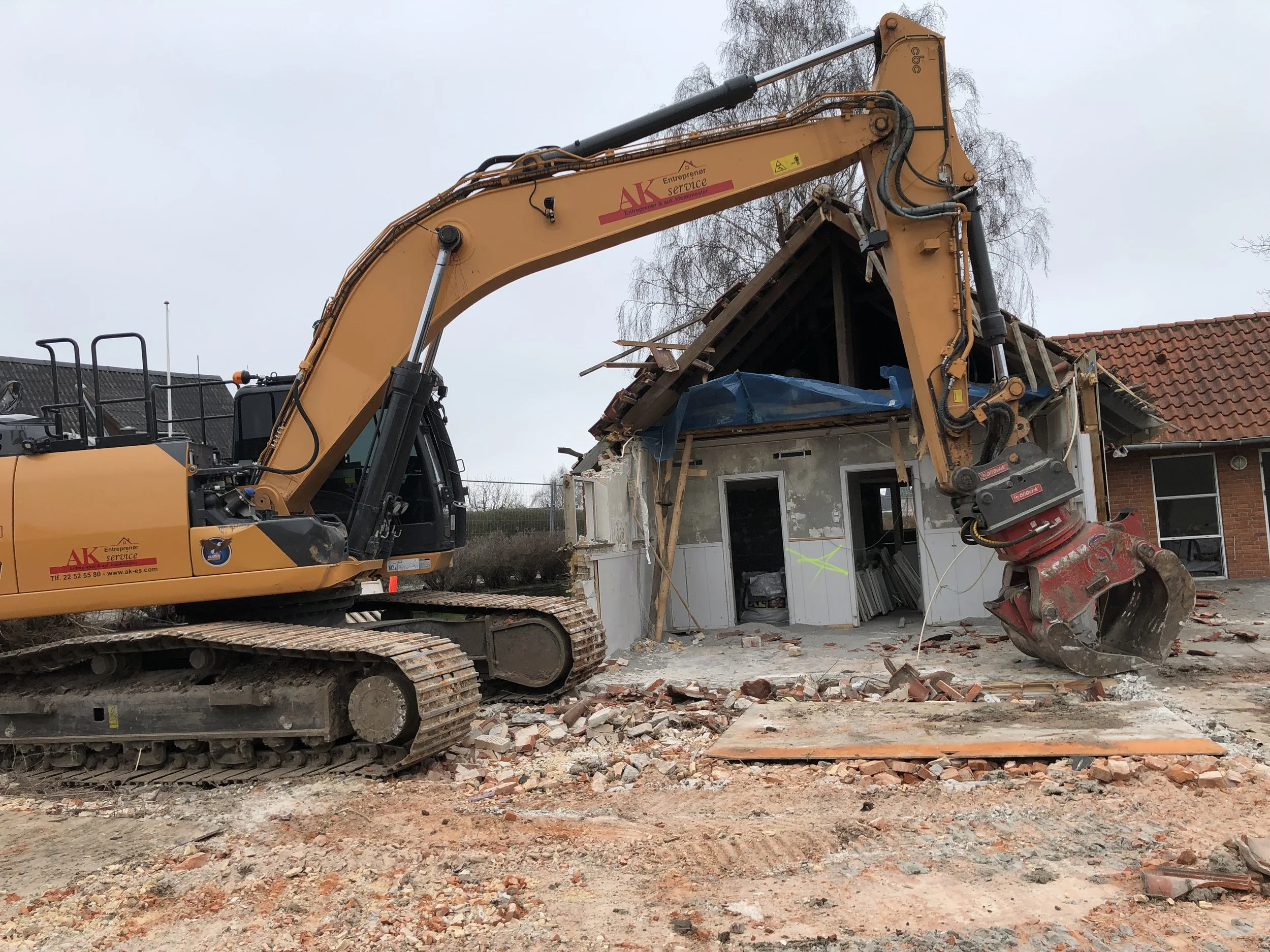 Nu er maskinerne godt i gang med at gnave sig gennem de gamle, nedslidte bygninger, som ikke mere kunne leve op til den standard, som kræves til en moderne børneinstitution. Foto: AOB