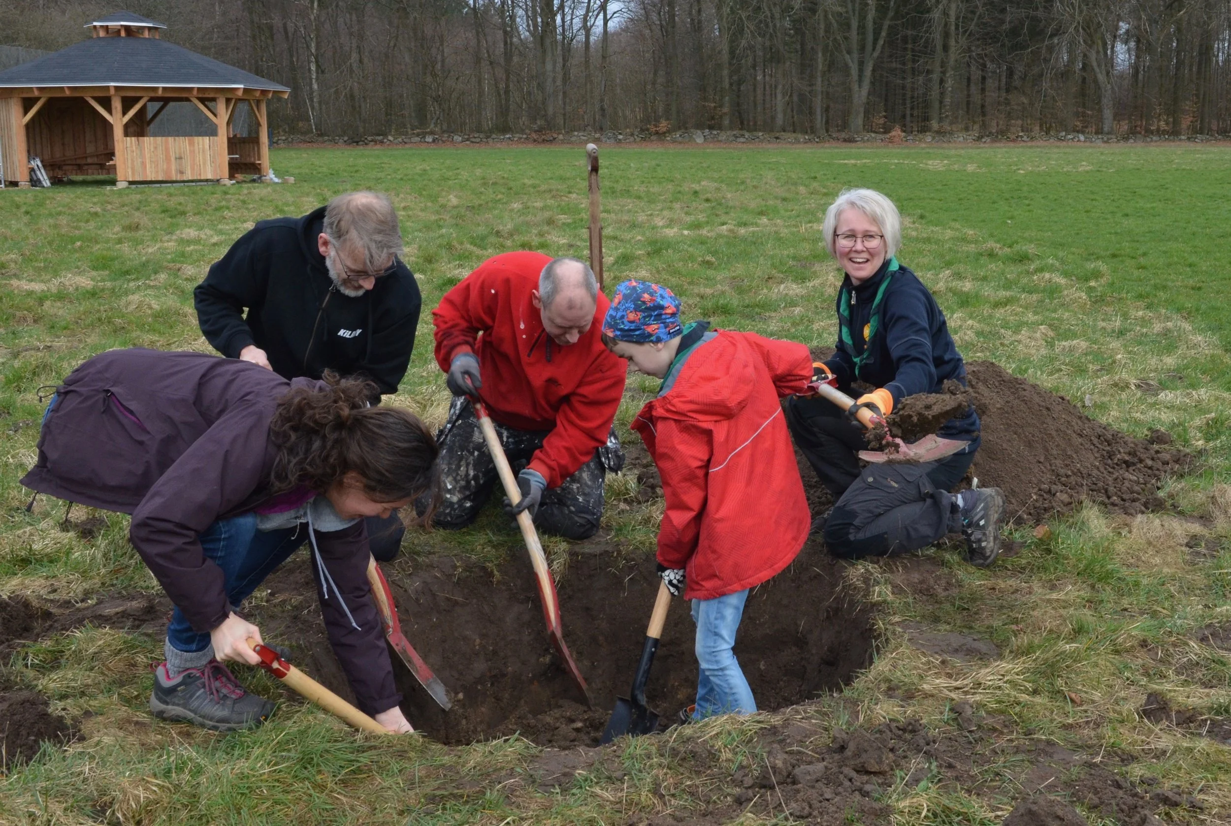 Der blev gravet rigtig meget på spejdergrunden her i formiddags - hvad mon der skal ske? Foto: AOB