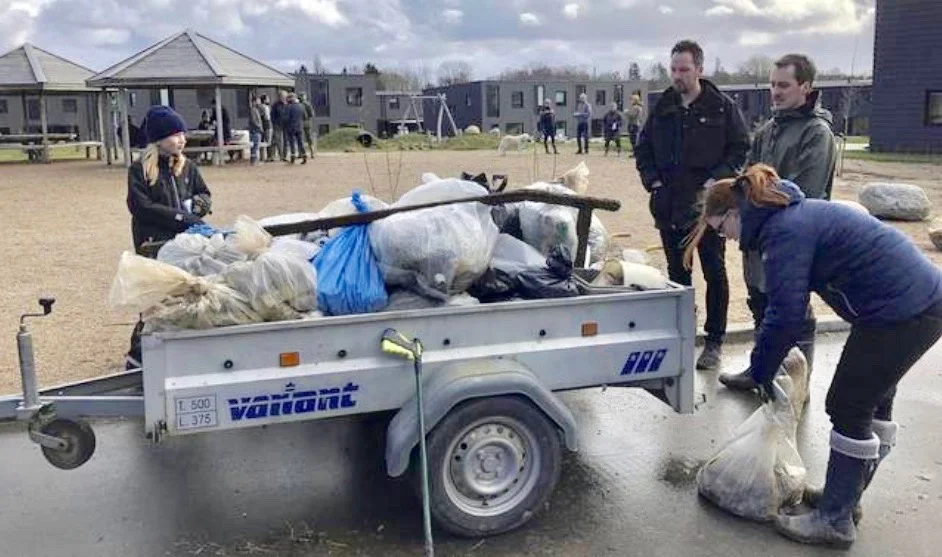 Efter to timers indsamling af affald blev det til en trailer fyldt med affaldssække, som blev kørt på genbrugsstationen. Privatfoto