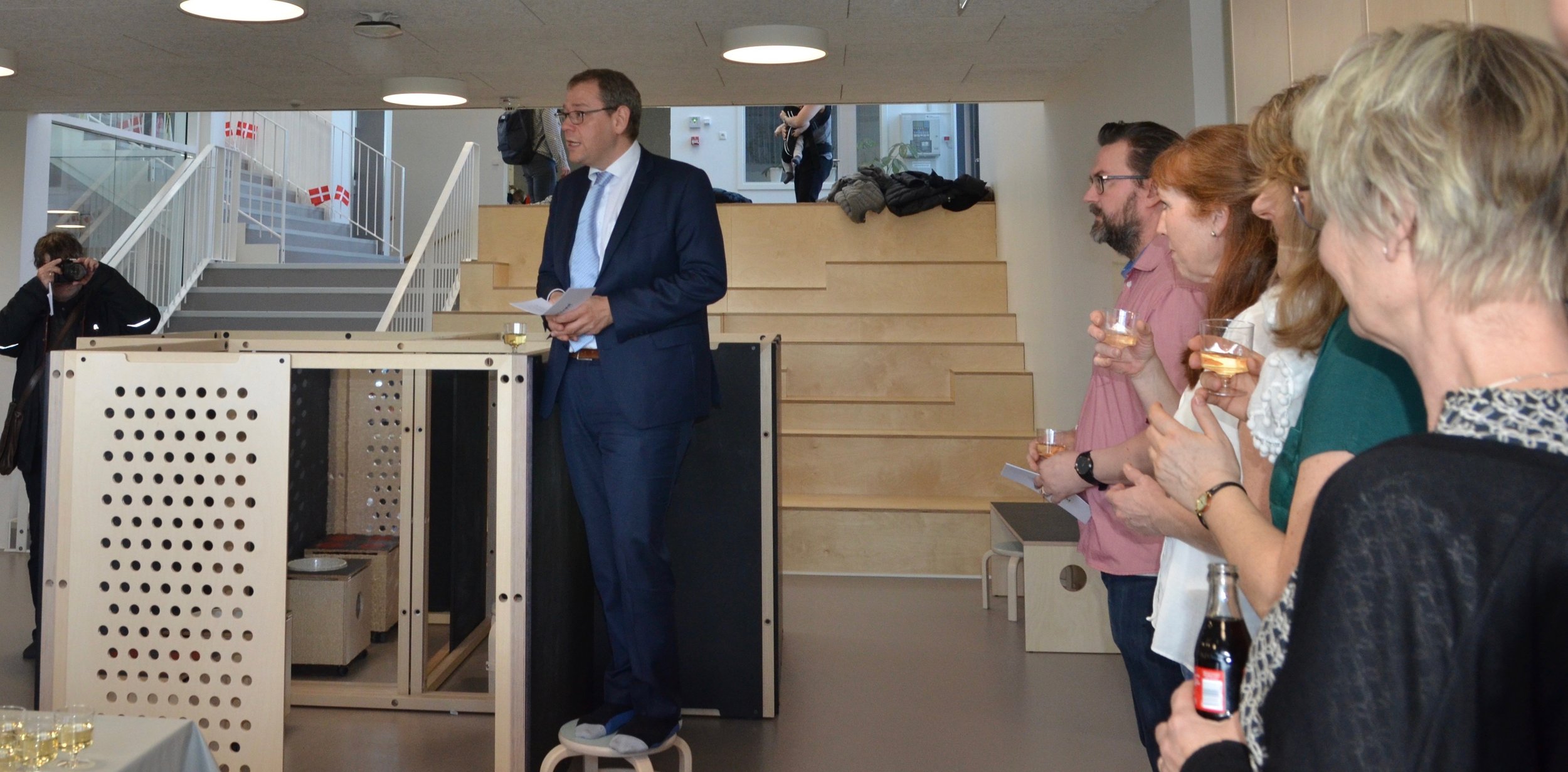 Borgemester, Karsten Längerich: “Jeg har haft fornøjelsen af at få en rundvisning med lederen af børnehuset, Lone Sommer Hansen, hvor jeg virkelig blev positiv overrasket over de små intime og nære miljøer og rum, det er lykkedes at skabe i en forholdsvis stor bygning.” Foto: AOB