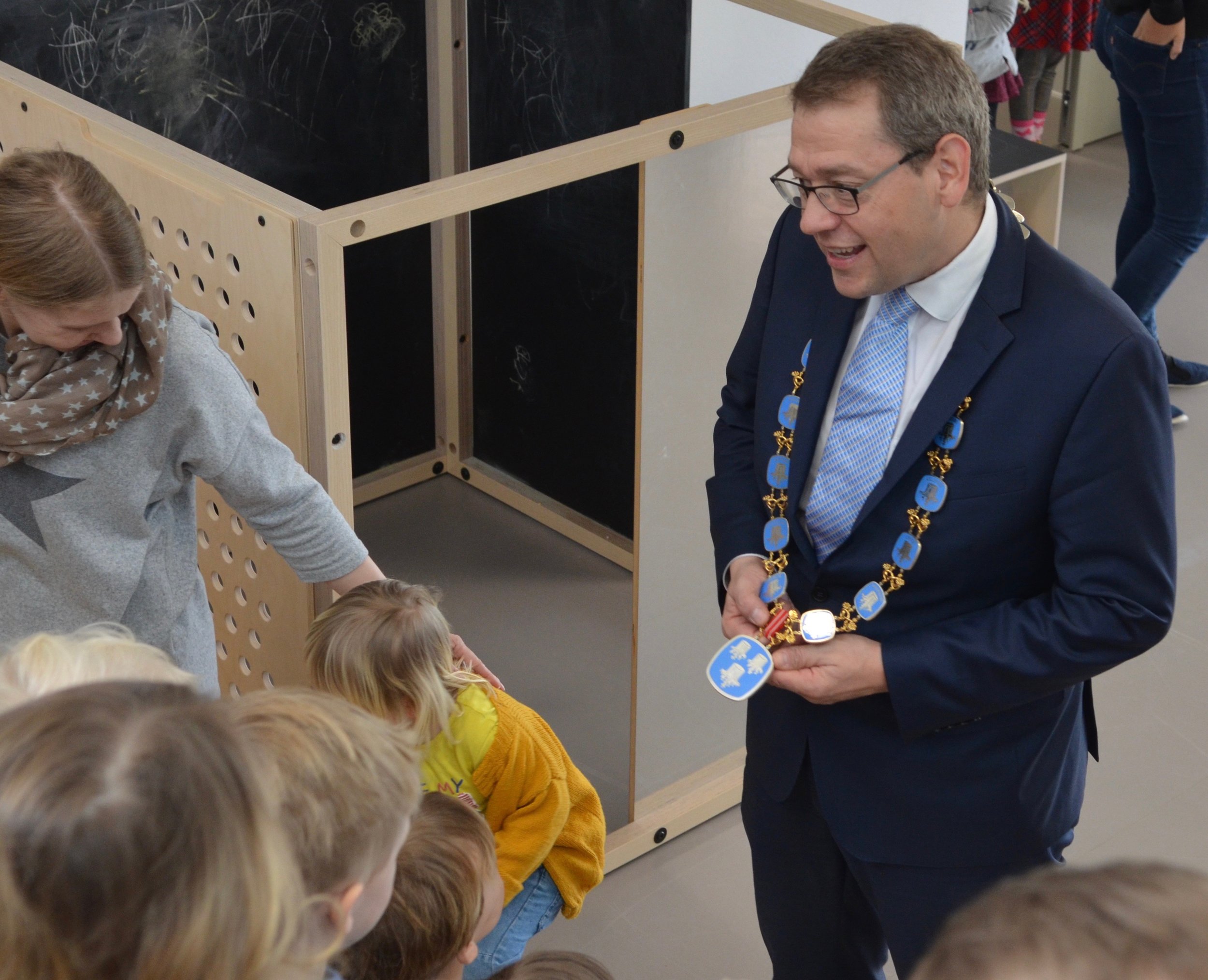 Mange af børnene skulle hen og beundre den flotte borgmesterkæde. Foto: AOB