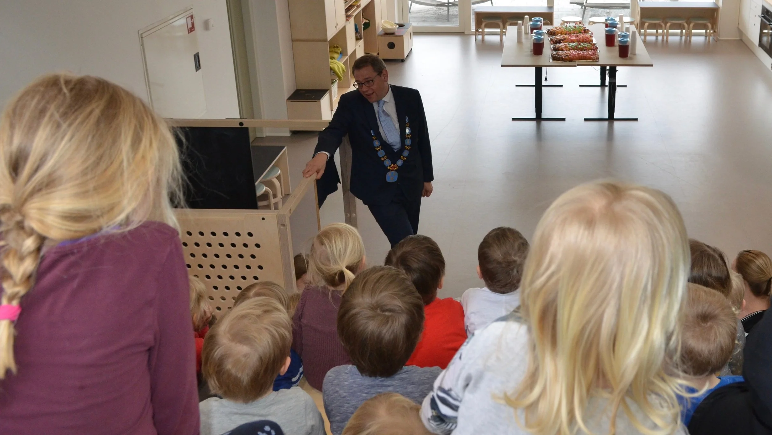 Borgmester, Karsten Längerich, holdt en lille tale for børnene, og til sidst råbte de alle i kor: HURRAAAAAAAAAA, for deres nye, dejlige børnehus. Foto: AOB