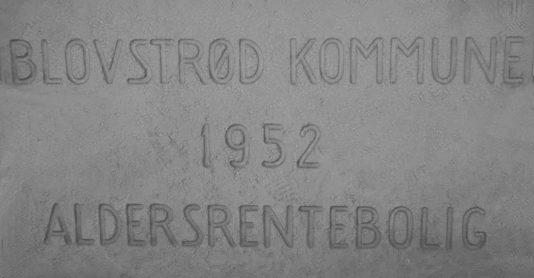 Tilsvarende er også relieffet af ‘Aldersrentebolig’ på Byagervej overdraget til LAFAK - lokalhistorisk arkiv i Allerød. Foto: Poul Møller Hansen