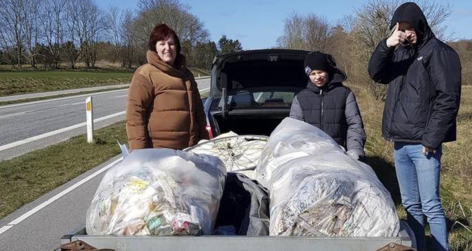 Margit og Henrik Sandum fandt 55 kg affald ved busstoppestedet på Sandholmgårdsvej. Her ses Margit Sandhum til venstre. Foto: Henrik Sandum