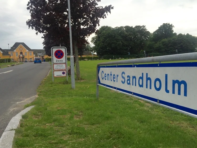 Da medarbejdere fra kommunen troppede op i Center Sandholm for sammen med politiet at tvangsfjerne fem uledsagede mindreårige flygtningebørn, endte det med, at børnene stak af. Foto: AOB