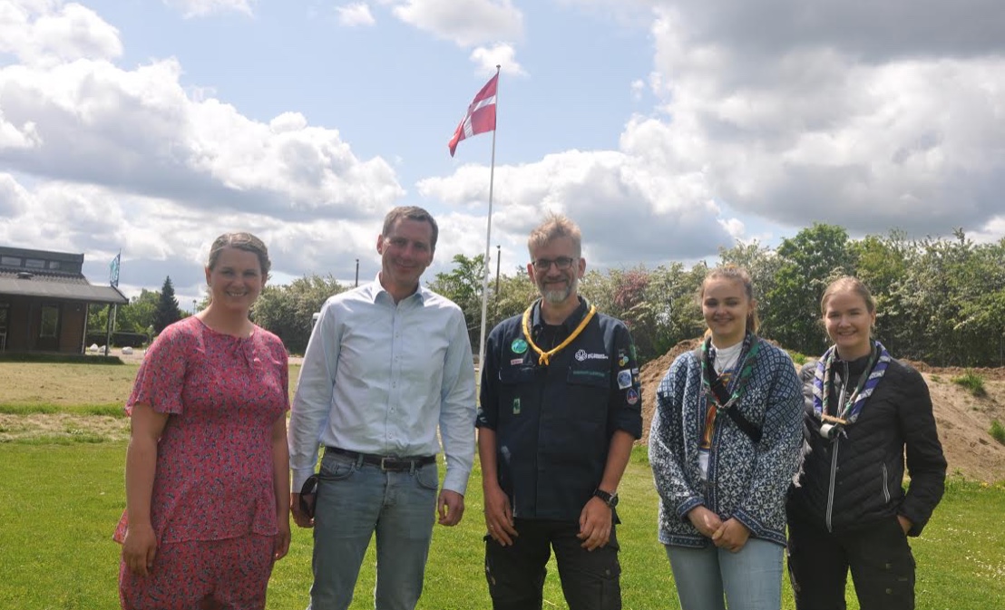 Vælgermøder var onsdag for en stund afløst af en spejdertur for folketingsmedlemmerne Mette Abildgaard og Nick Hækkerup, da de lagde turen forbi spejdergruppen Blackfoot i Blovstrød. Foto: Mikkel Wrang