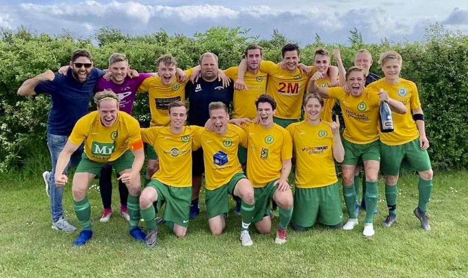 Det var et meget glad fodboldhold, som kunne konstatere, at de nu rykkede op i serie 3. Foto: Blovstrød IF Fodbold