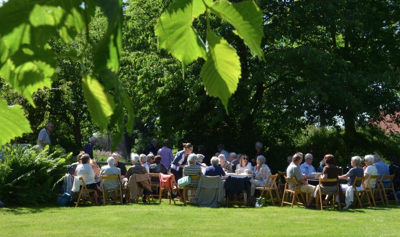Alle opfordres til at tage en picnickurv med og nyde deres frokost i det grønne, og derudover vil der være kaffe og lækker kage fra Blovstrød-bageren. Arkivfoto: AOB