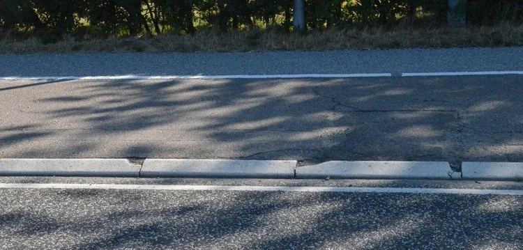 Østsiden af Kongevejen - hvor over 120 af de gamle forvitrede kantsten blev bevaret, og hvor cykelstien ikke blev repareret overalt - er tilsyneladen snart historie. Renoveringen vil - i følge manualen - allerede ske i år. Foto: AOB