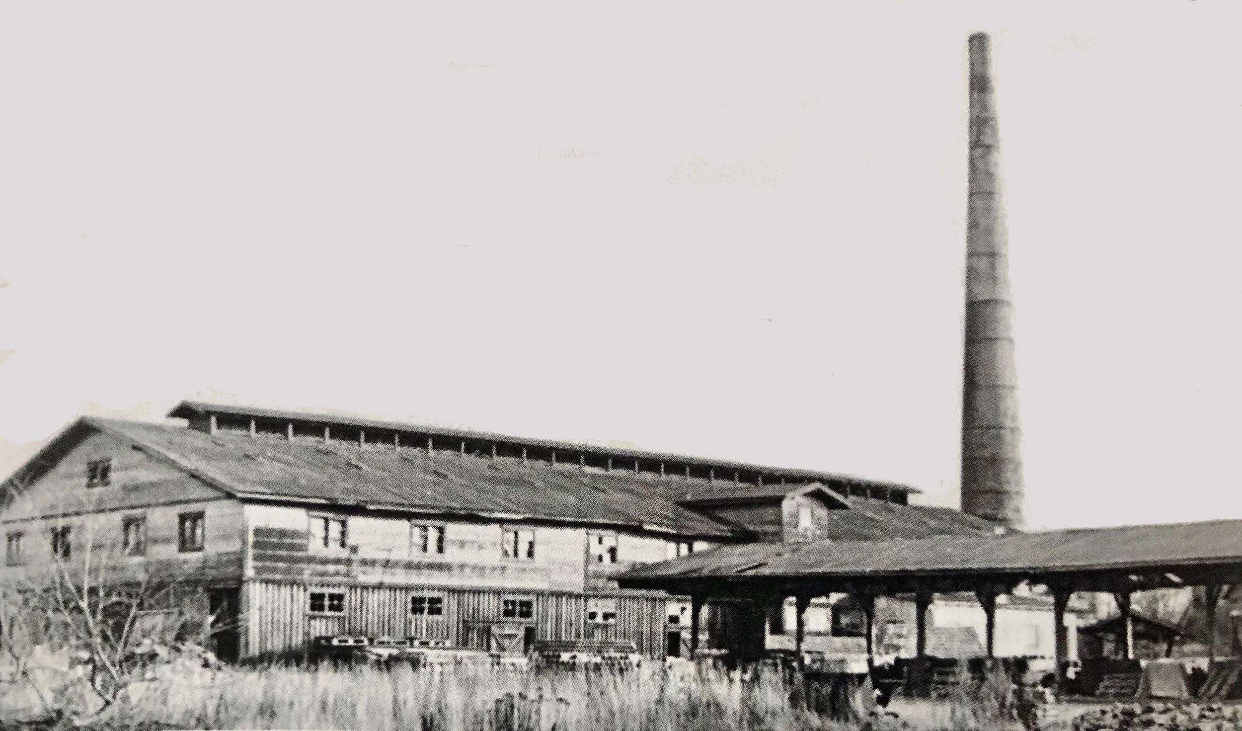Blovstrød Teglværk før den markante skorsten blev sprængt i tredje forsøg i efteråret 1979. Foto fra LAFAKs arkiv