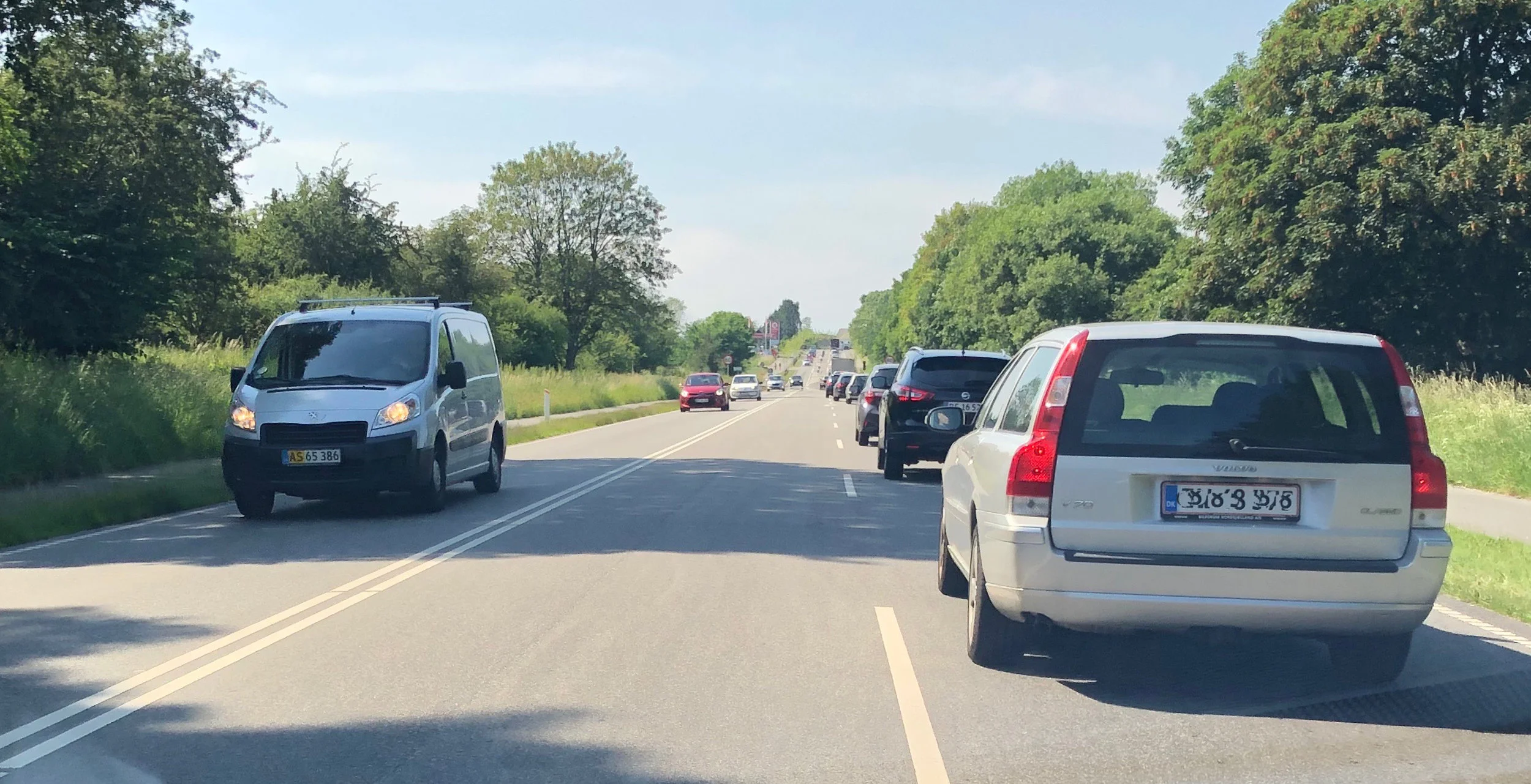 Der kan i myldretiden dannes en over 1 km lang kø, når man fra Birkerød nærmer sig Blovstrød. Og det kan tage næsten 8 minutter før man når frem til T-krydet ved Sortemosevej. Foto: AOB
