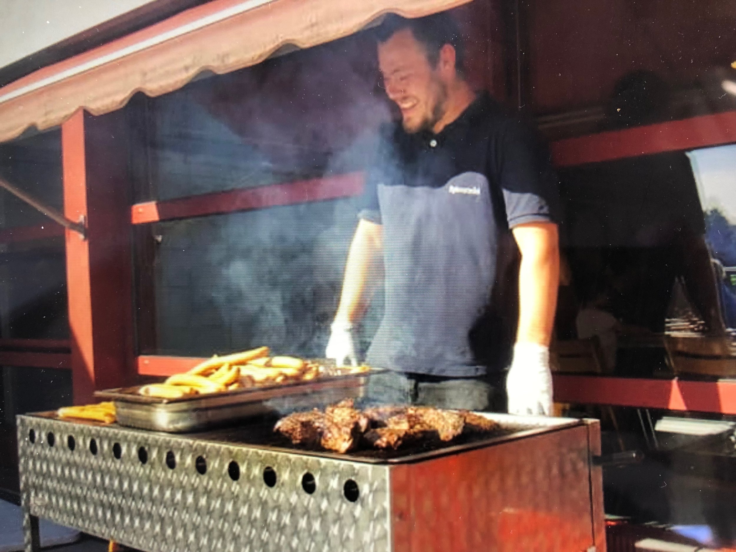 Martin og Tina fra Spiseriet serverede grillmad til alle. Foto: Olav B. Christensen