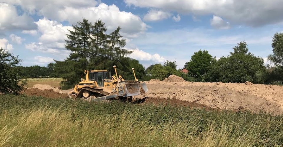 Jorden køres til øvelsesområdet ved Sjælsmark - ca. 100 m fra Sjælsmark Kaserne og ca. 100 m nord for Tingstedet i Hørsholm Kommune - hvor en bulldozer udjævner jorden. Foto: Niels Kirkegaard