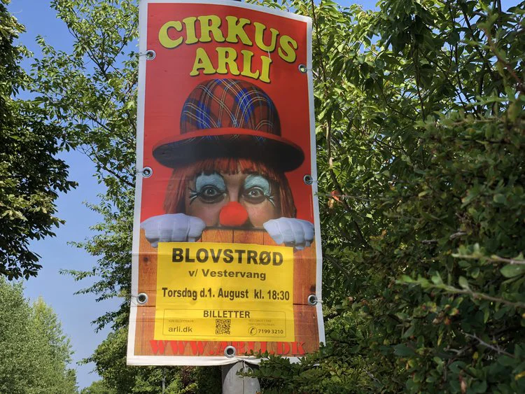 "Bare rolig - vi kommer snart" står der på nogle af Cirkus Arlis plakater. Foto: AOB