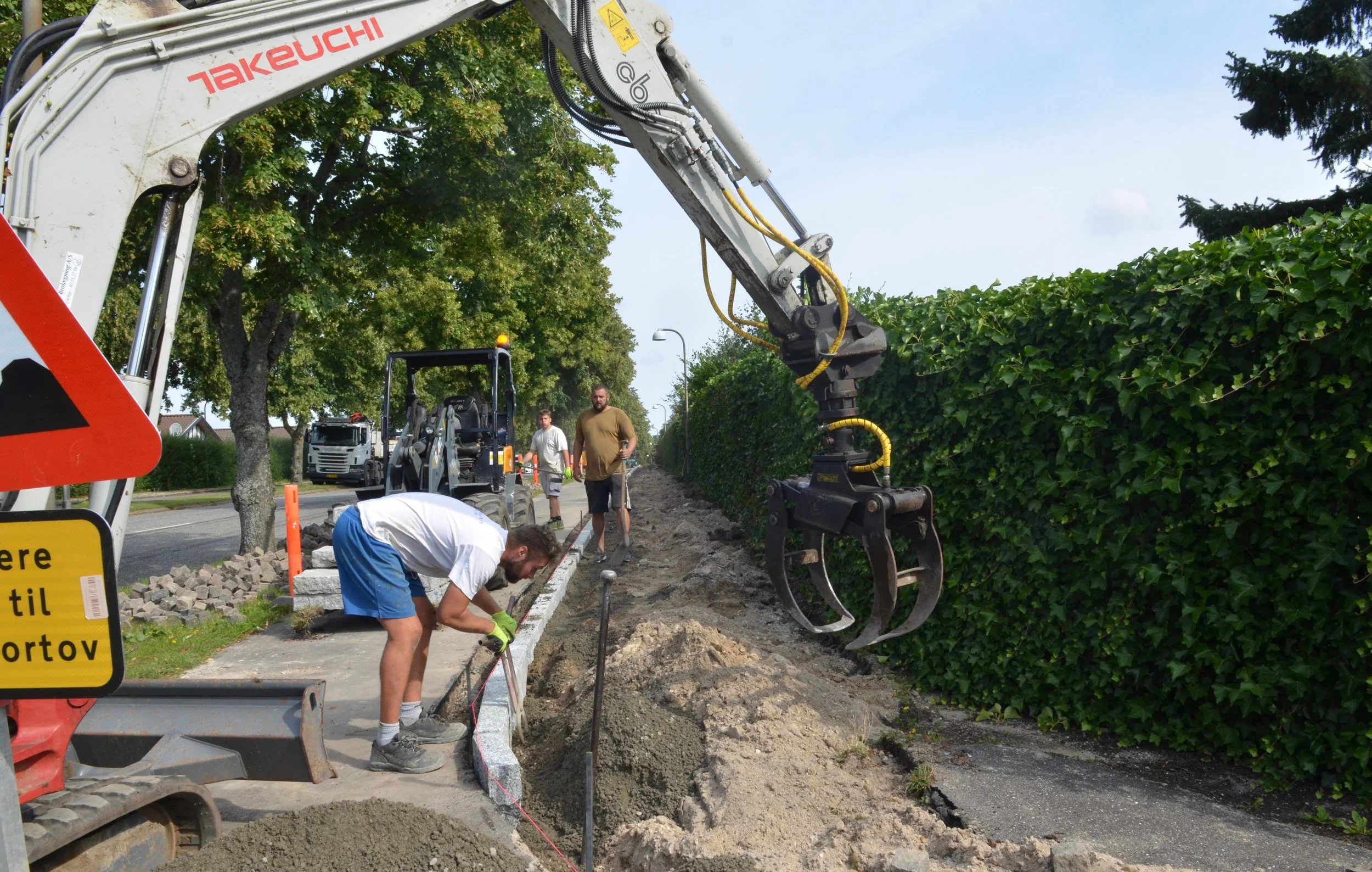 Først sættes der nye granitkantsten i jordfugtig beton mellem den nyrenoverede cykelsti og det nye fortov. Foto: AOB